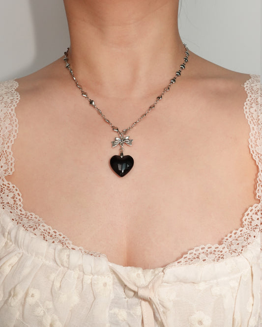 Collar de plata con colgante de lazo de corazón negro