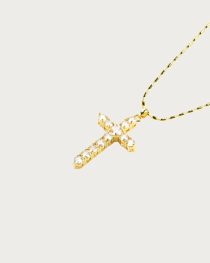 Collar dorado con cruz versátil