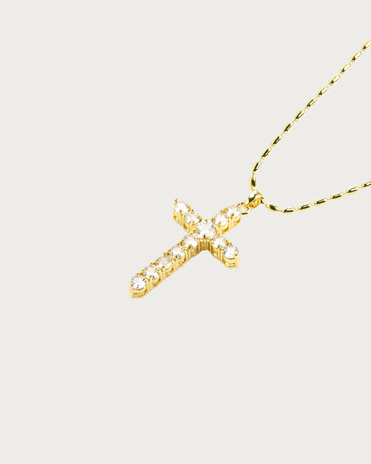 Collar dorado con cruz versátil