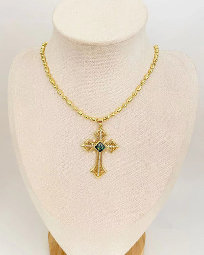 Collar con colgante de cruz dorada vintage