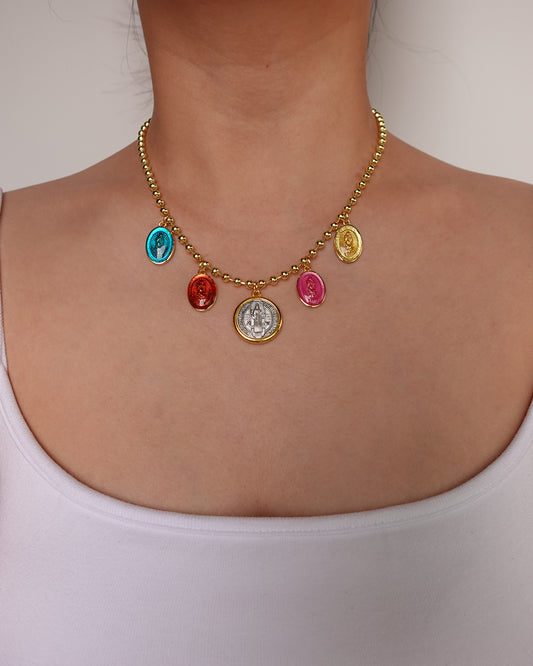 Collar con colgante dorado colorido de Jesús