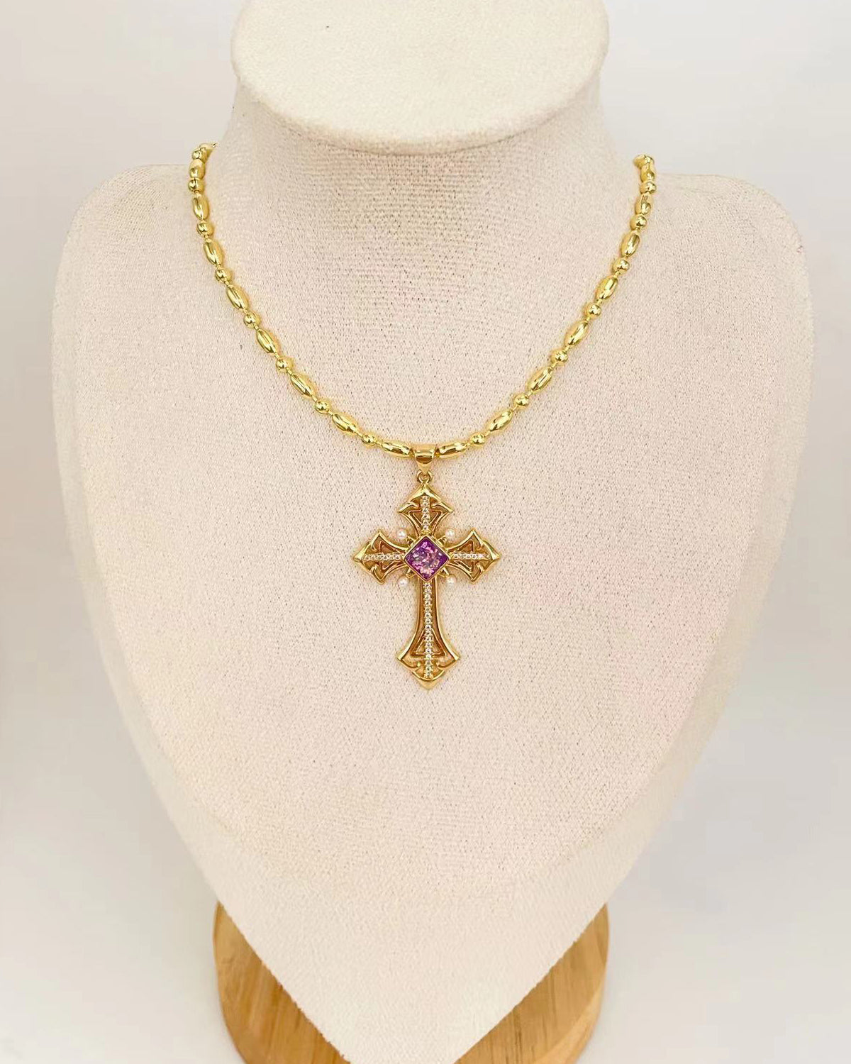Collar con colgante de cruz dorada vintage