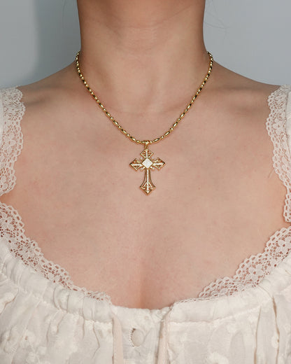 Collar con colgante de cruz dorada vintage
