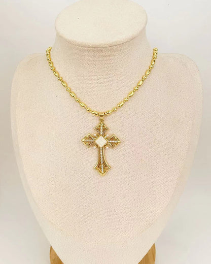 Collar con colgante de cruz dorada vintage
