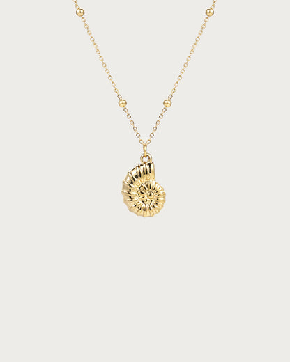 Collar con colgante de caracol dorado