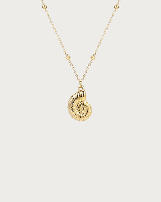 Collar con colgante de caracol dorado