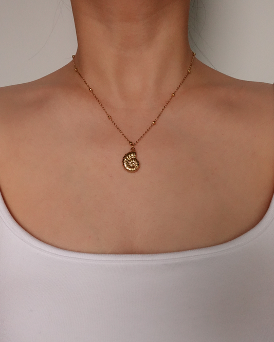 Collar con colgante de caracol dorado