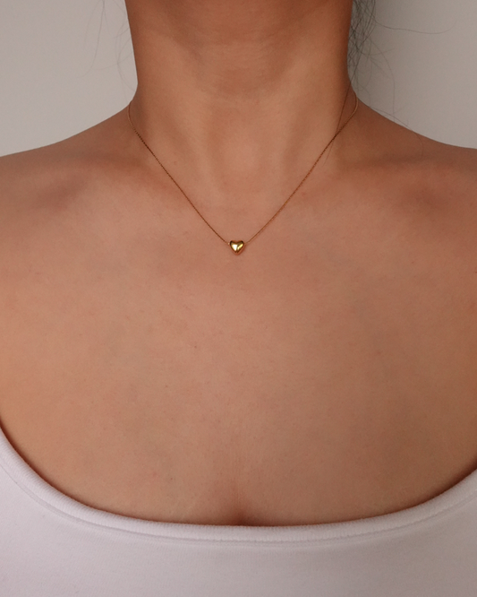 Collar dorado con corazón pequeño