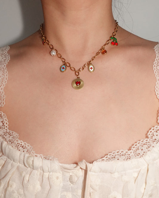 Collar con colgante dorado de hilo de fruta