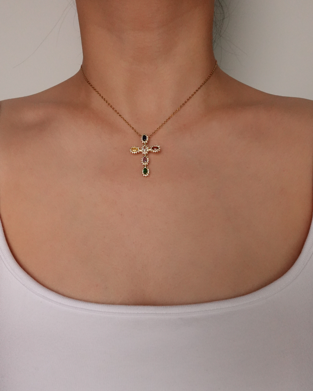 Collar con colgante de cruz dorada retro