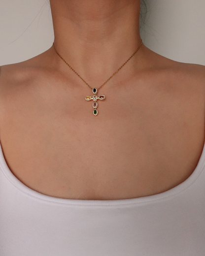 Collar con colgante de cruz dorada retro