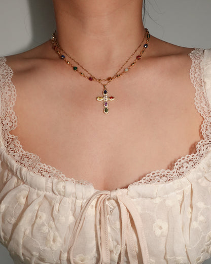 Collar con colgante dorado de cruz ovalada retro