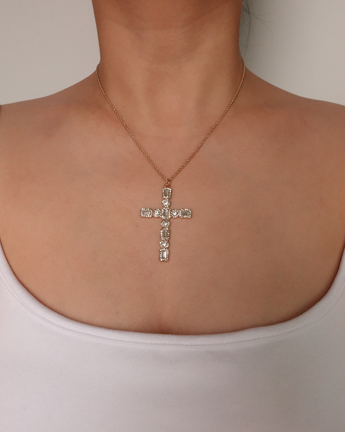 Collar dorado con cruz brillante