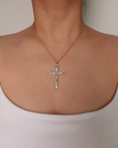 Collar dorado con cruz brillante