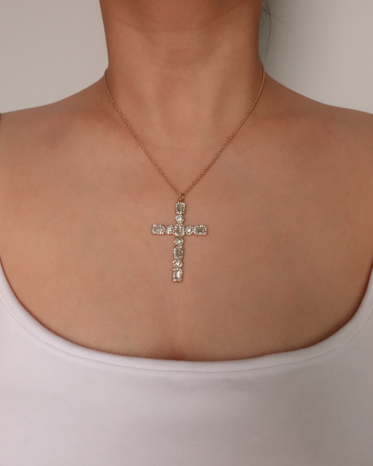 Collar dorado con cruz brillante