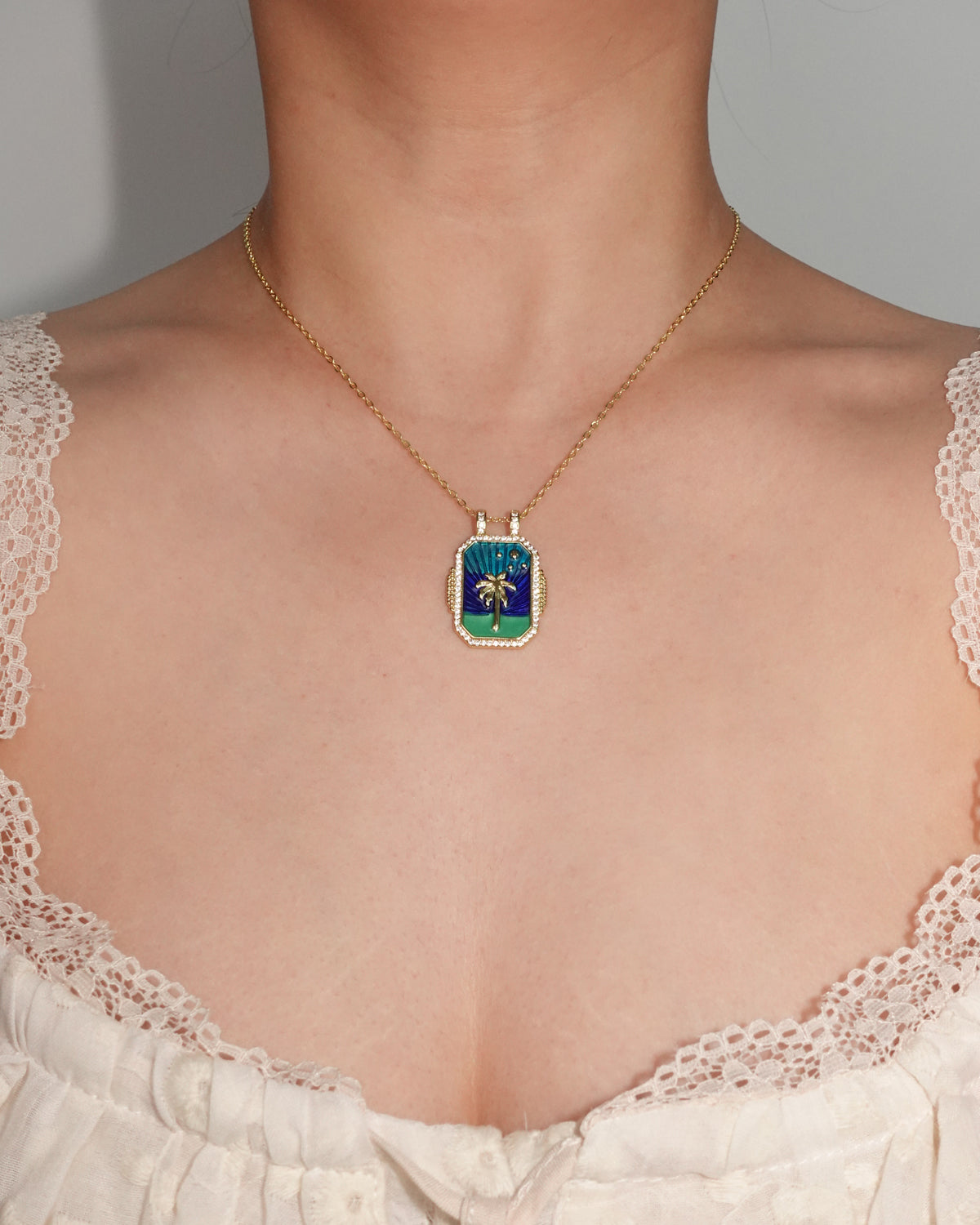 Collar con colgante dorado de carta del Tarot