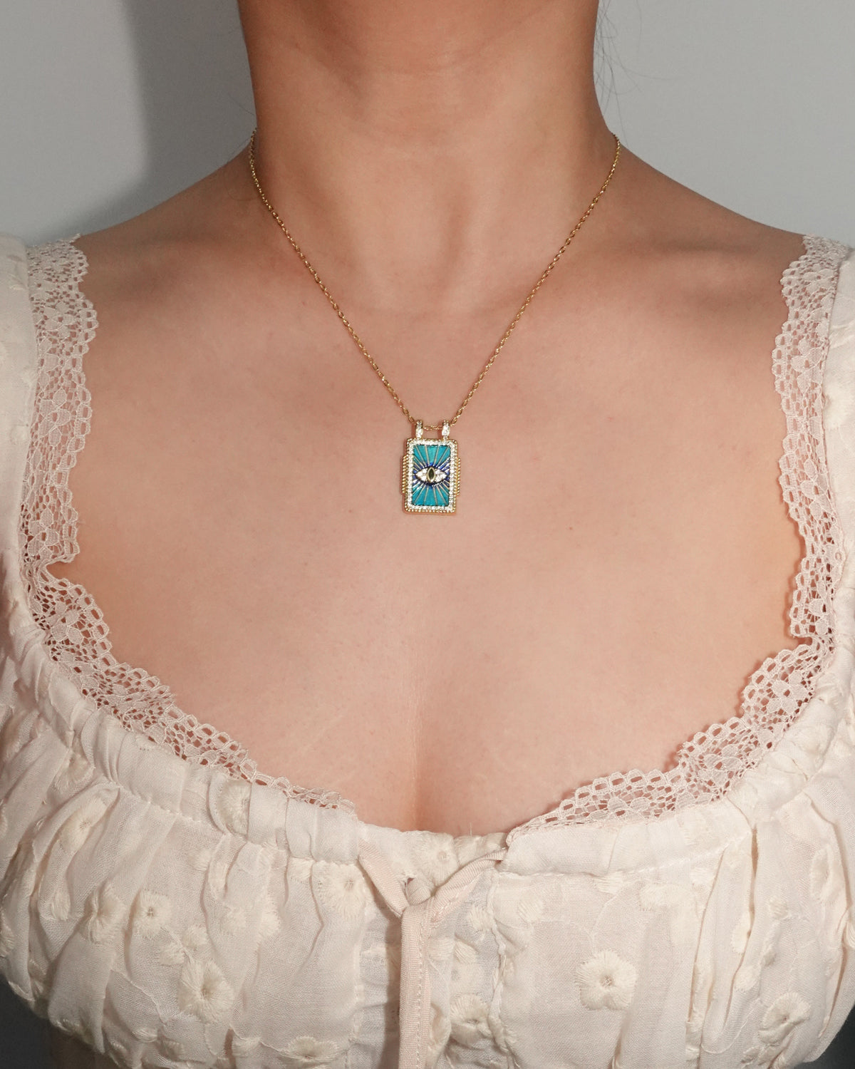 Collar con colgante dorado de carta del Tarot