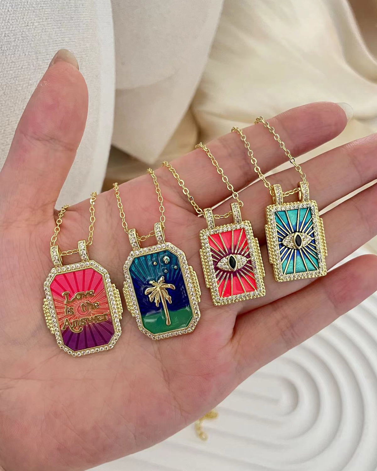 Collar con colgante dorado de carta del Tarot
