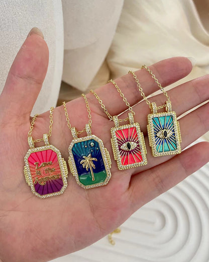 Collar con colgante dorado de carta del Tarot