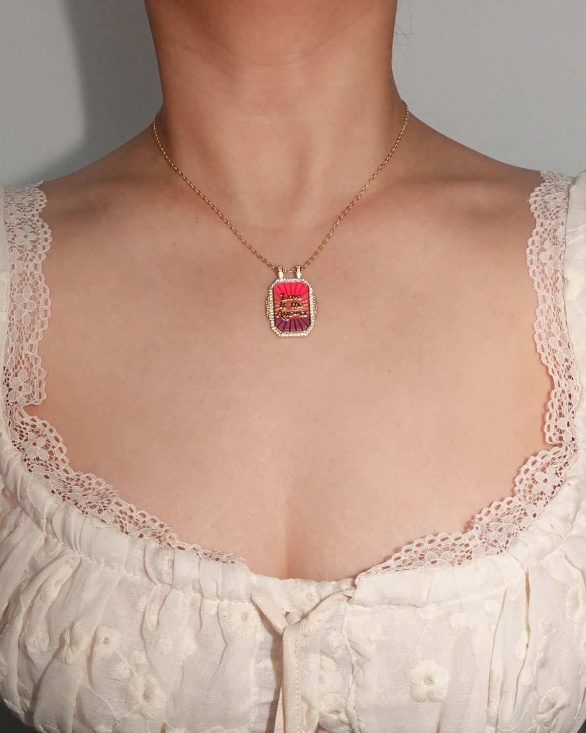 Collar con colgante dorado de carta del Tarot