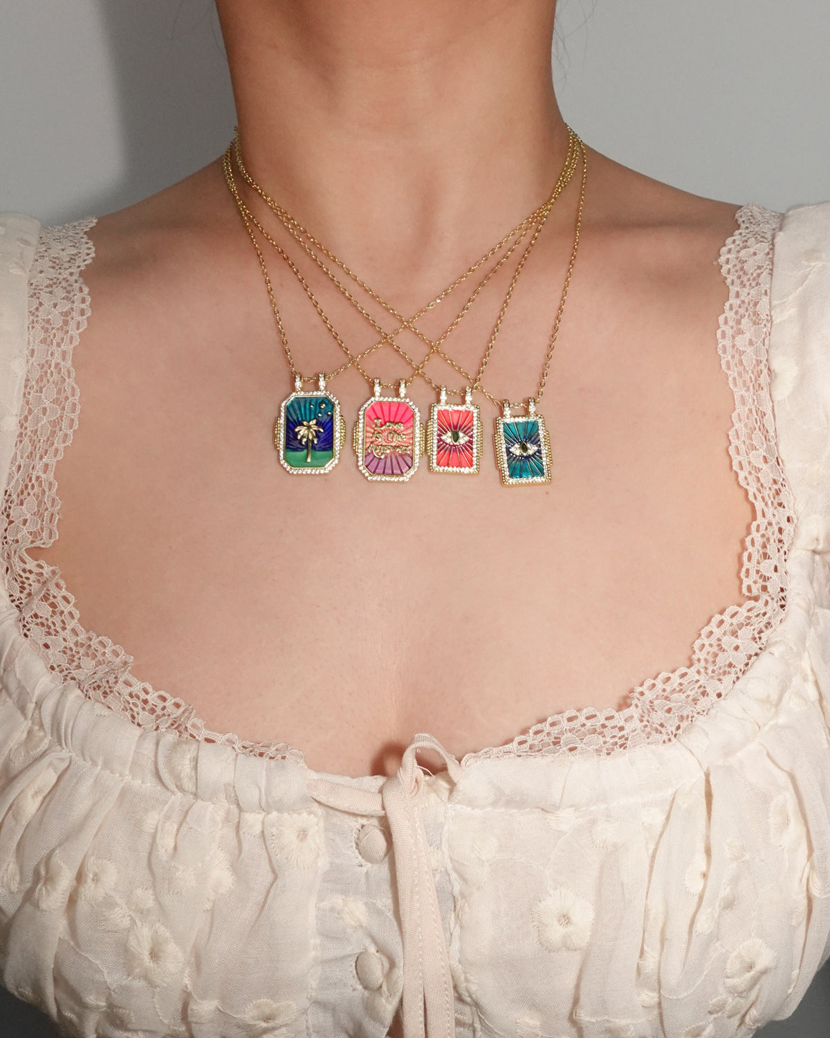 Collar con colgante dorado de carta del Tarot