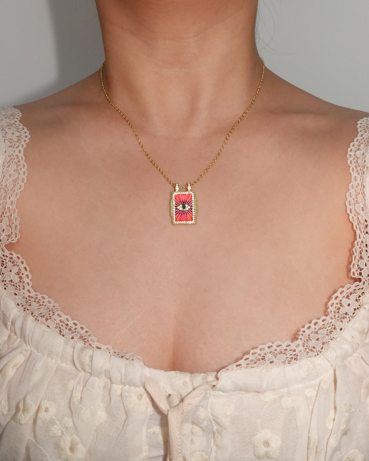 Collar con colgante dorado de carta del Tarot