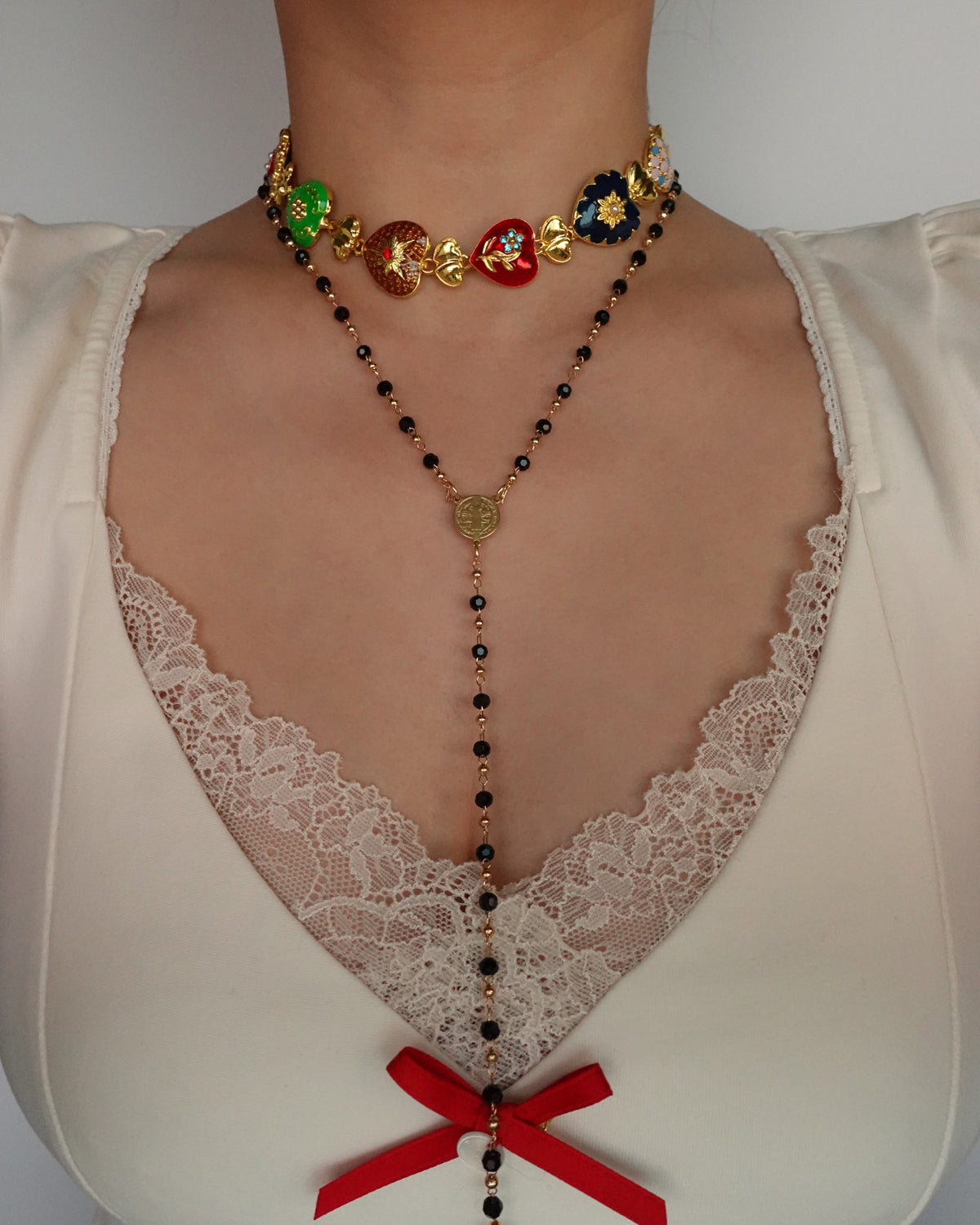 Collar de lazo dorado con monedas y cuentas negras