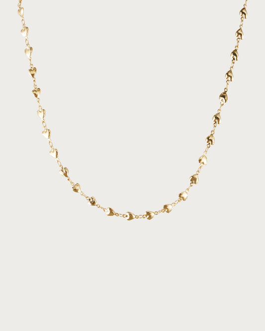Collar dorado con corazón de amor