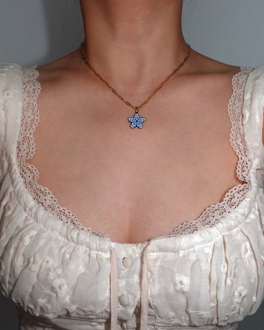 Lindo collar con colgante dorado de flor azul