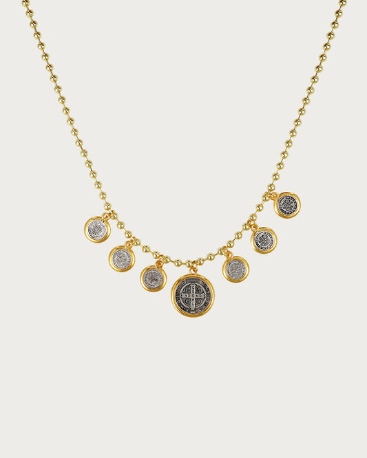 Collar con colgante dorado de la Virgen María