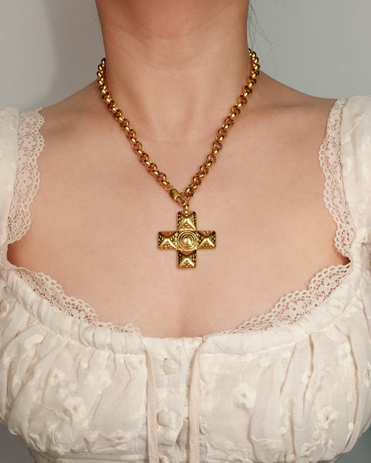 Collar con colgante de cruz dorada y gruesa