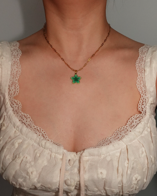 Lindo collar con colgante dorado de flor verde
