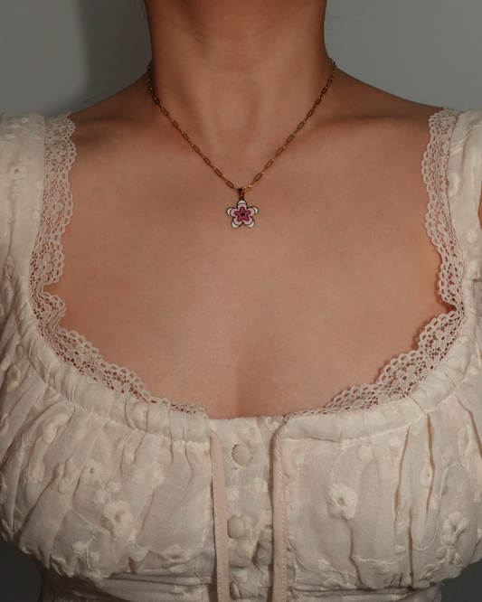 Lindo collar con colgante dorado de flor rosa
