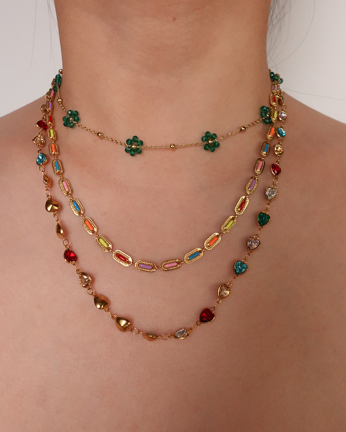 Collar dorado con cuentas de flores arcoíris