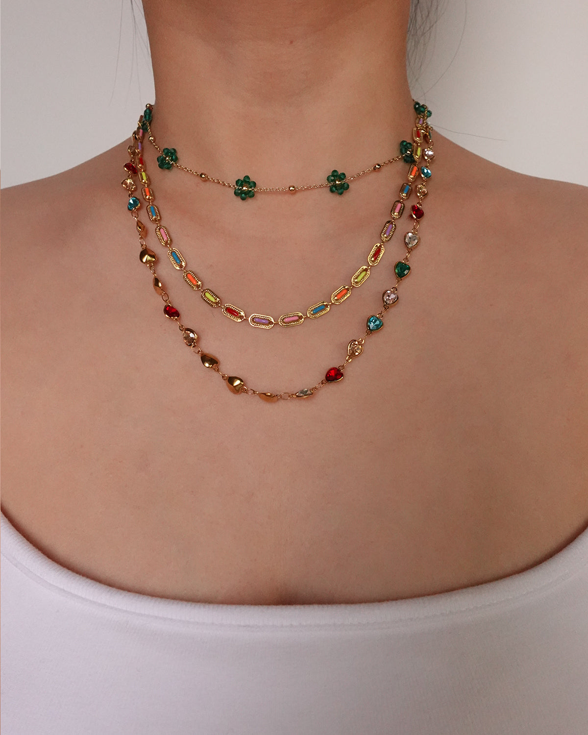 Collar dorado con cuentas de flores arcoíris