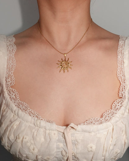 Collar colgante de sol dorado