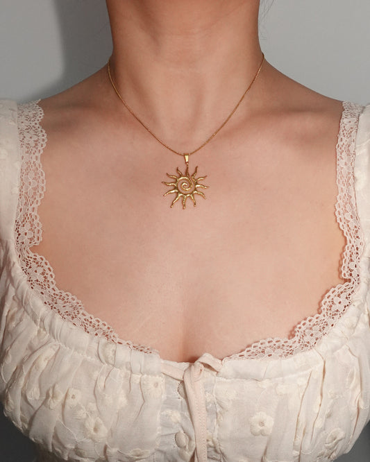 Collar colgante de sol dorado