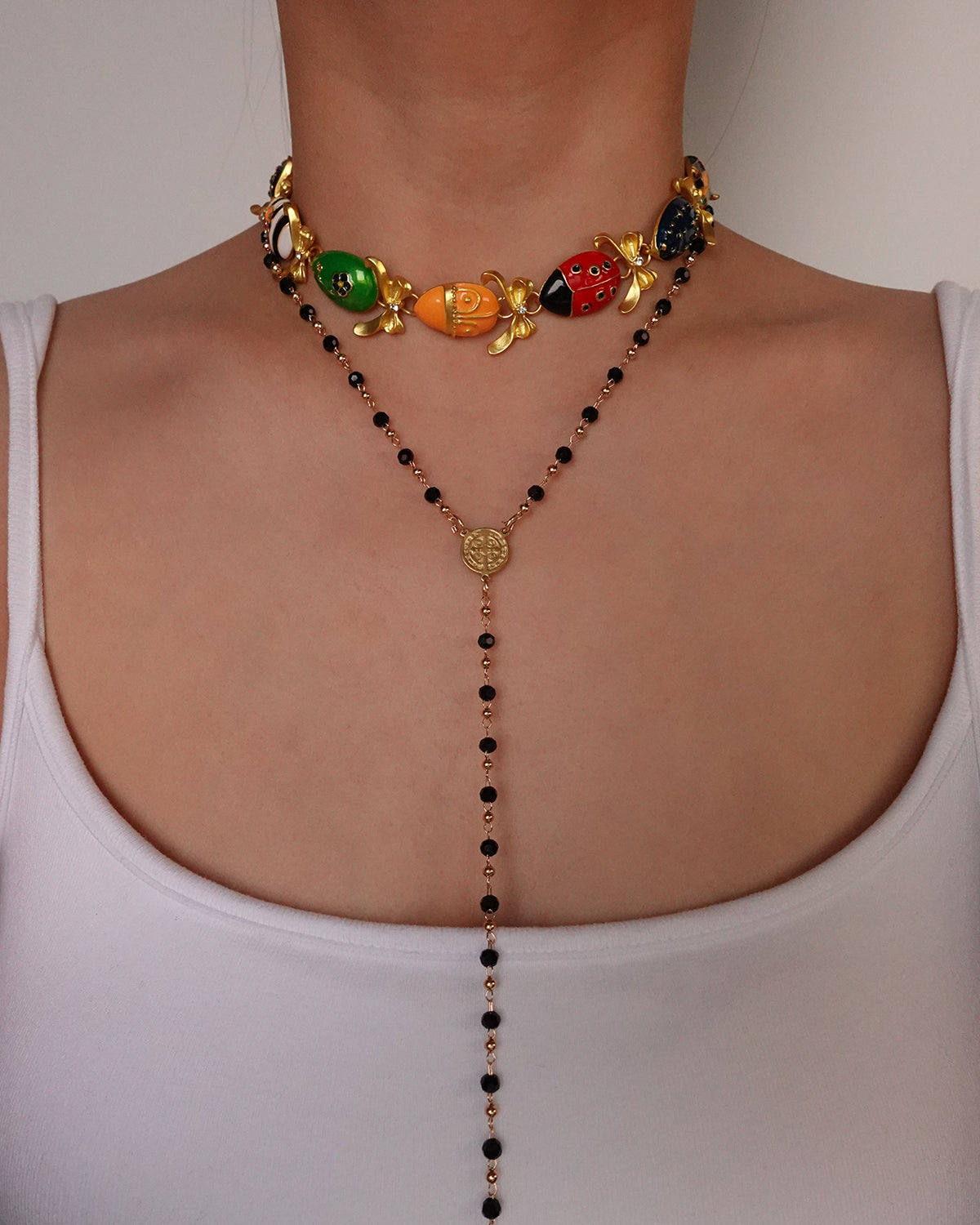 Collar de lazo dorado con monedas y cuentas negras