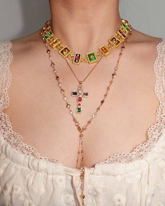 Collar dorado medieval con esmalte romántico