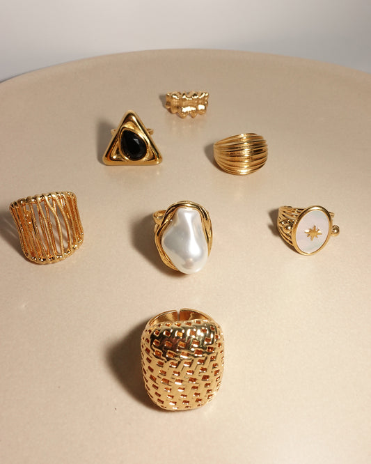 Anillo Triángulo Negro Dorado