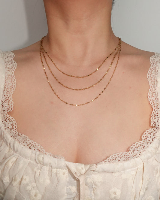 Collar de cadena dorada de triple capa