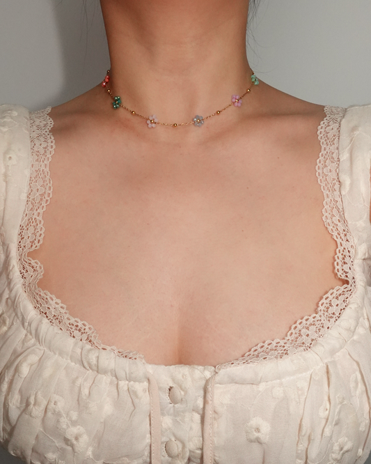 Collar dorado con cuentas de flores