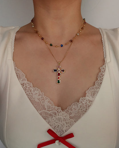 Collar dorado esmaltado con corazón arcoíris