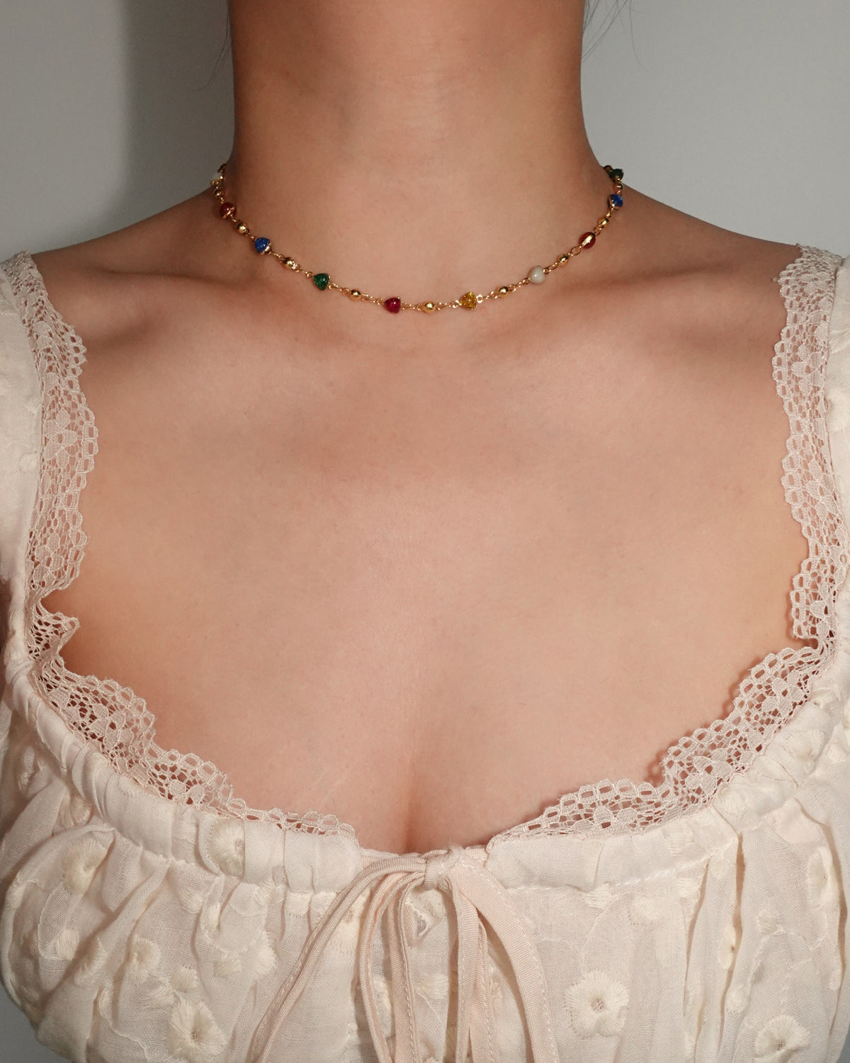 Collar dorado esmaltado con corazón arcoíris