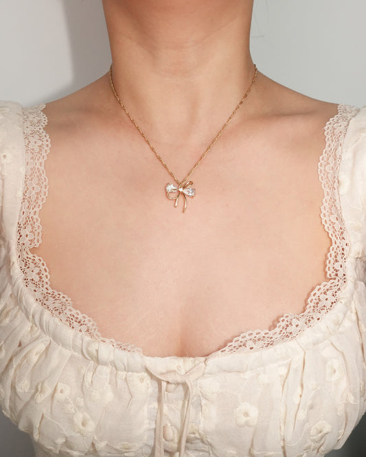 Collar dorado con cinta coqueta