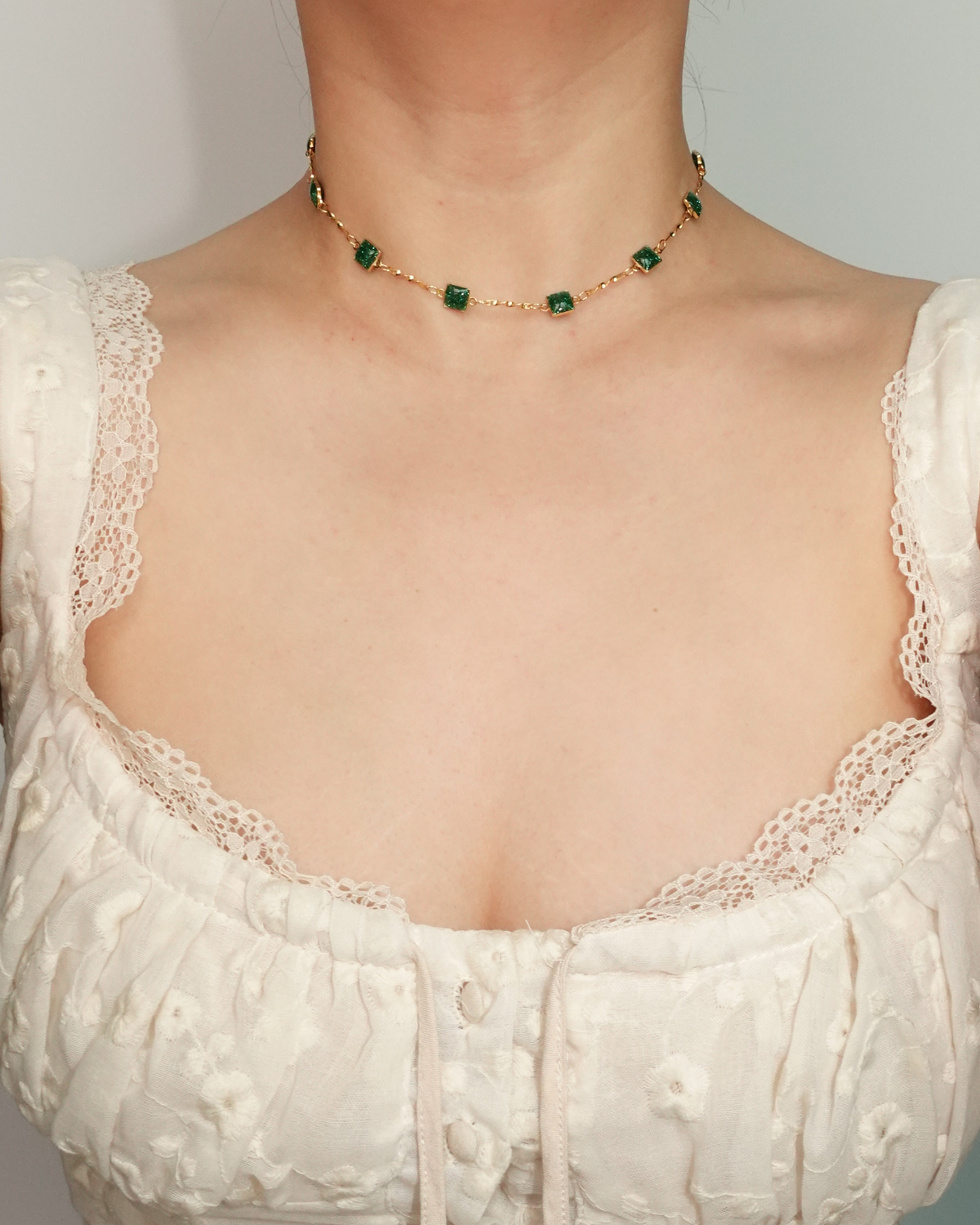 Collar dorado con esmalte cuadrado verde