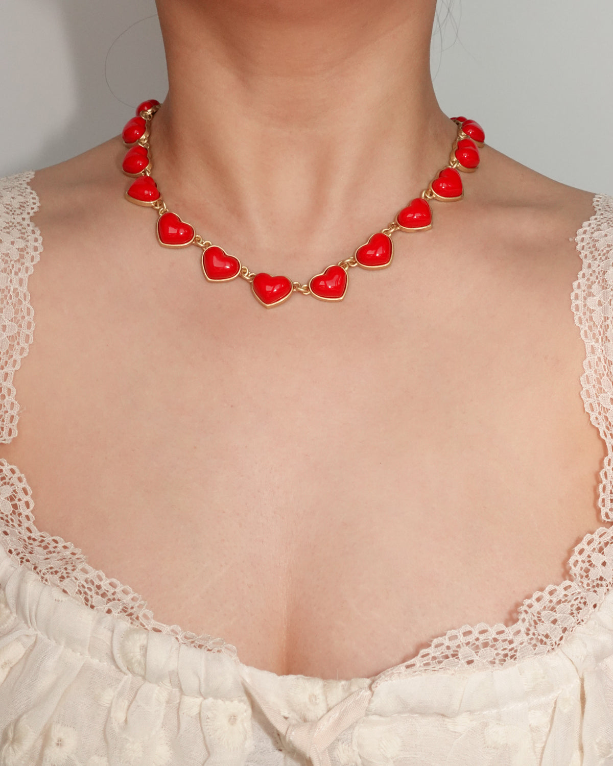 Collar dorado con corazón de esmalte rojo