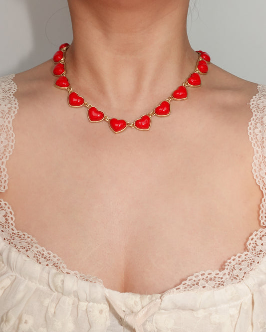 Collar dorado con corazón de esmalte rojo