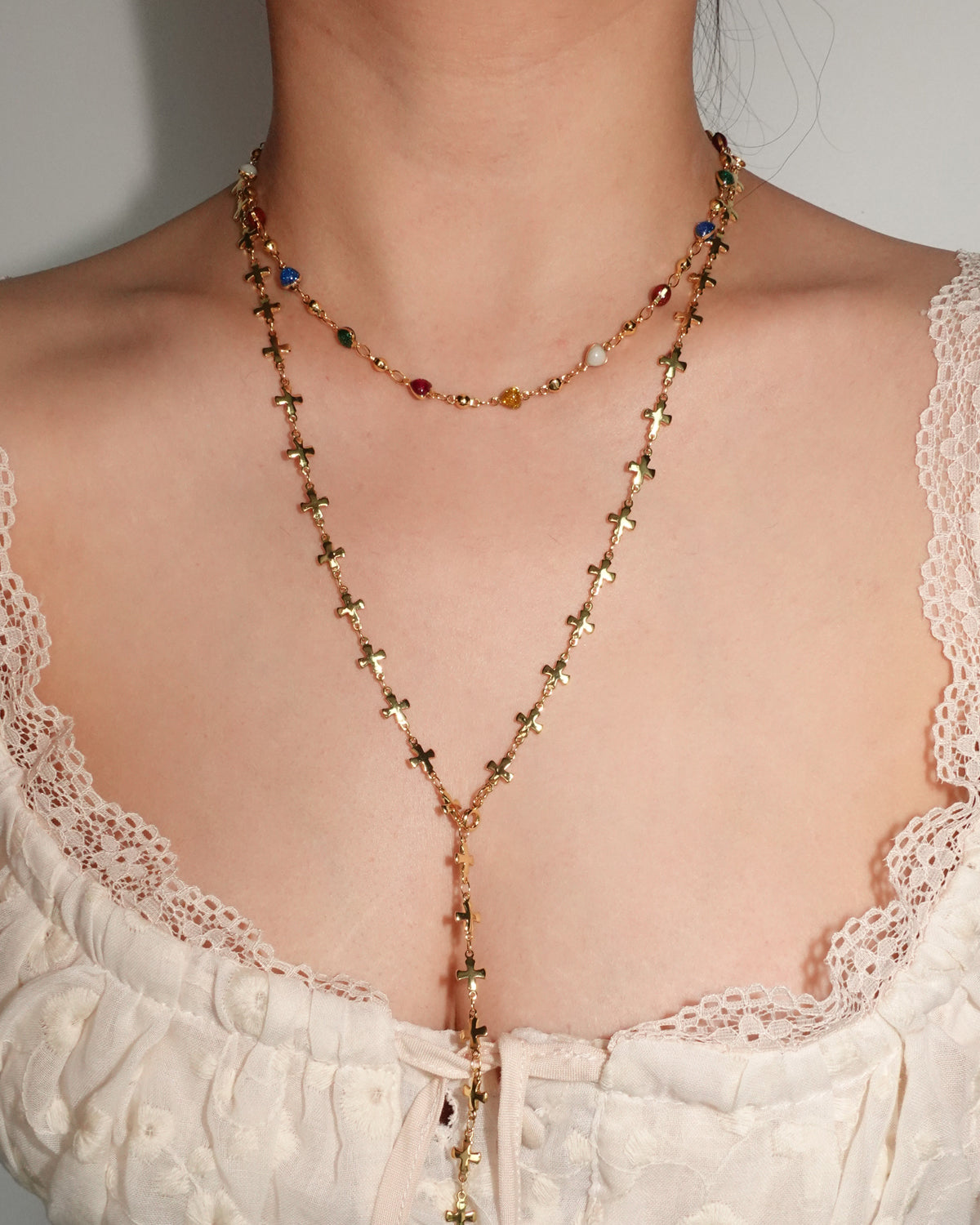 Delicado collar dorado con eslabones cruzados