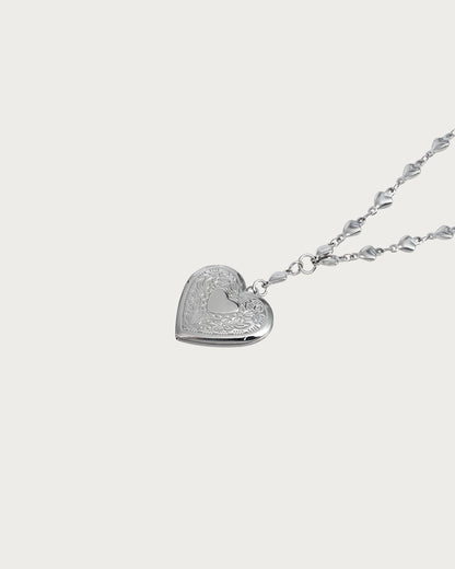 Collar con colgante de medallón de plata con forma de corazón